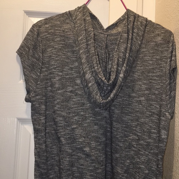 Super cute and comfy workout top🌼 - Picture 2 of 4